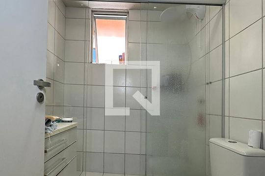 Banheiro de apartamento para alugar com 2 quartos, 47m² em Roselândia, Novo Hamburgo