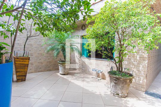 Quintal de casa à venda com 2 quartos, 160m² em Condomínio Maracanã, Santo André