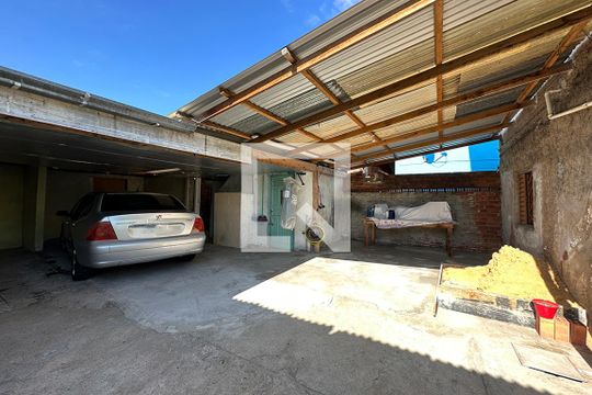 Garagem de casa à venda com 3 quartos, 200m² em Santos Dumont, São Leopoldo