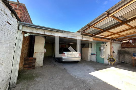 Garagem de casa à venda com 3 quartos, 200m² em Santos Dumont, São Leopoldo