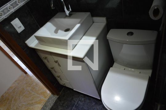 Banheiro de apartamento para alugar com 2 quartos, 48m² em Taquara, Rio de Janeiro