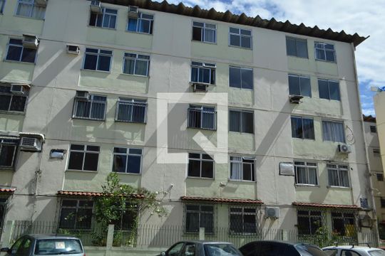 Fachada do bloco de apartamento para alugar com 2 quartos, 48m² em Taquara, Rio de Janeiro
