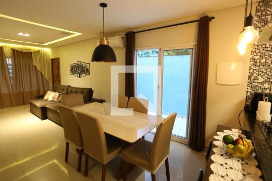 Sala de casa à venda com 3 quartos, 165m² em Vila Nhocune, São Paulo