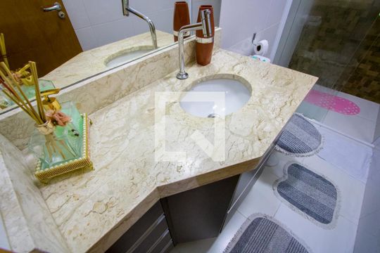 Banheiro social de apartamento à venda com 3 quartos, 180m² em Vila Eldízia, Santo André