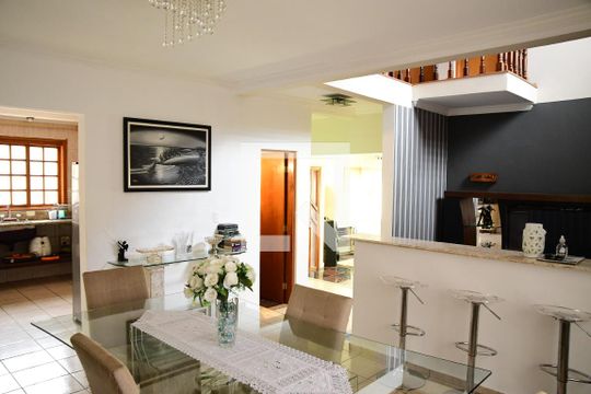 Sala de casa de condomínio para alugar com 4 quartos, 379m² em Parque Paulistano, Cotia