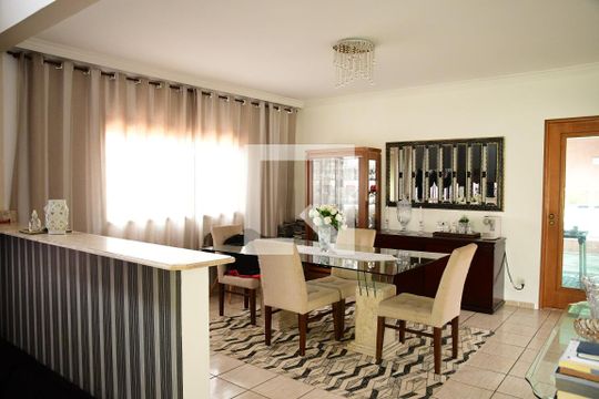 Sala de casa de condomínio para alugar com 4 quartos, 379m² em Parque Paulistano, Cotia