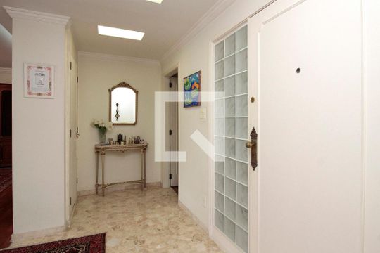 Hall de entrada de apartamento para alugar com 3 quartos, 270m² em Higienópolis, São Paulo
