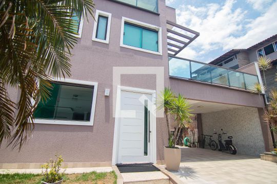 Fachada de casa à venda com 4 quartos, 683m² em Camboinhas, Niterói
