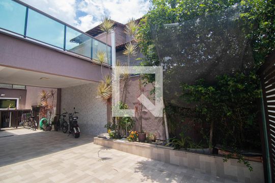Quintal de casa à venda com 4 quartos, 683m² em Camboinhas, Niterói