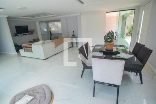 Sala de casa à venda com 4 quartos, 683m² em Camboinhas, Niterói