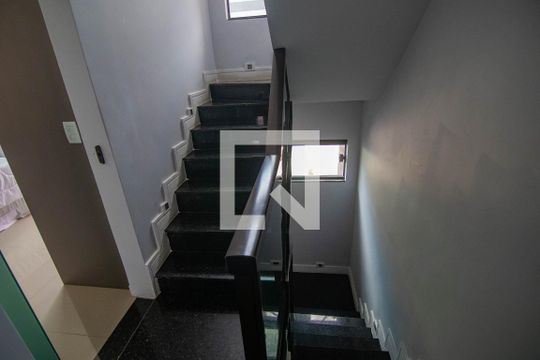 Escadas de casa à venda com 4 quartos, 683m² em Camboinhas, Niterói