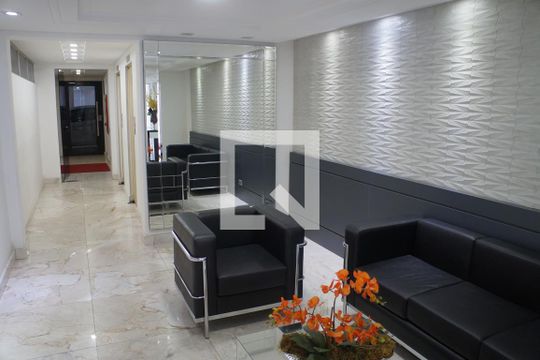 Hall de entrada de apartamento para alugar com 1 quarto, 67m² em Batel, Curitiba