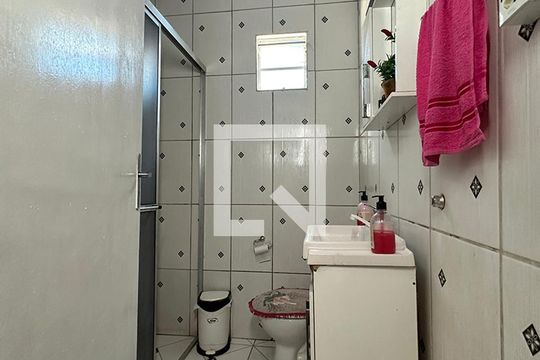 Banheiro de casa à venda com 3 quartos, 90m² em Santos Dumont, São Leopoldo