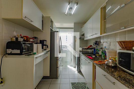 Cozinha de apartamento para alugar com 2 quartos, 100m² em Barra, Salvador
