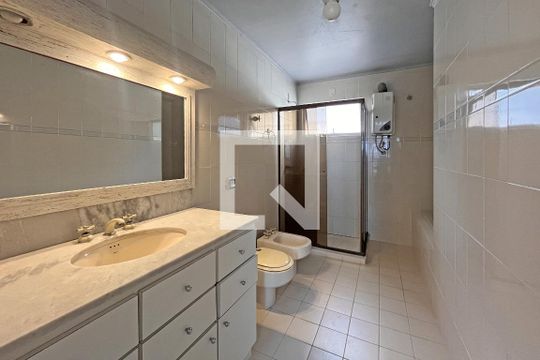 Banheiro da Suíte de casa de condomínio à venda com 4 quartos, 300m² em Espírito Santo, Porto Alegre