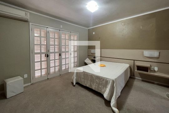 Suíte de casa de condomínio à venda com 4 quartos, 300m² em Espírito Santo, Porto Alegre
