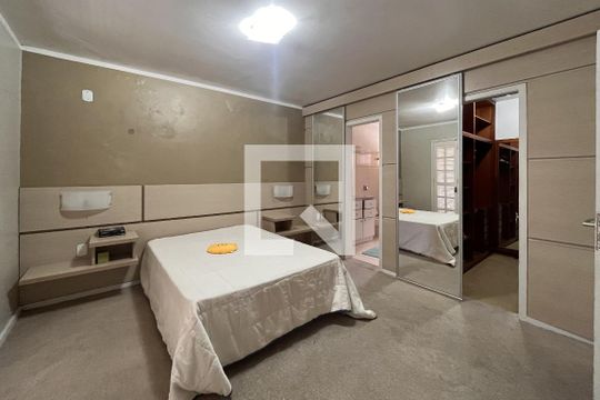 Suíte de casa de condomínio à venda com 4 quartos, 300m² em Espírito Santo, Porto Alegre
