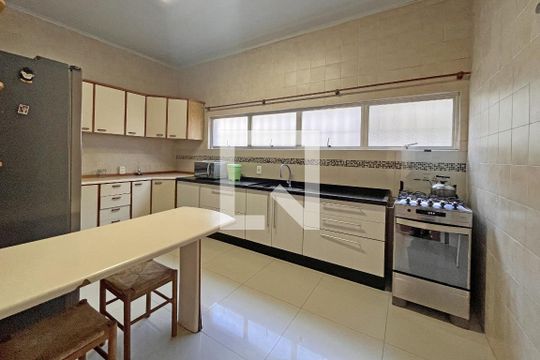 Cozinha de casa de condomínio à venda com 4 quartos, 300m² em Espírito Santo, Porto Alegre