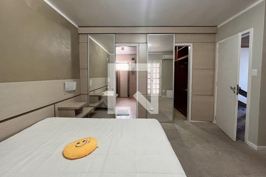 Suíte de casa de condomínio à venda com 4 quartos, 300m² em Espírito Santo, Porto Alegre