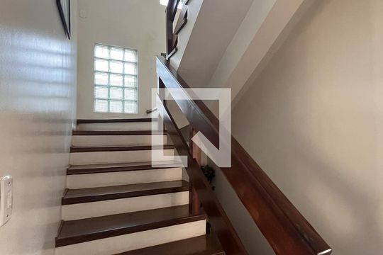 Escada de casa de condomínio à venda com 4 quartos, 300m² em Espírito Santo, Porto Alegre