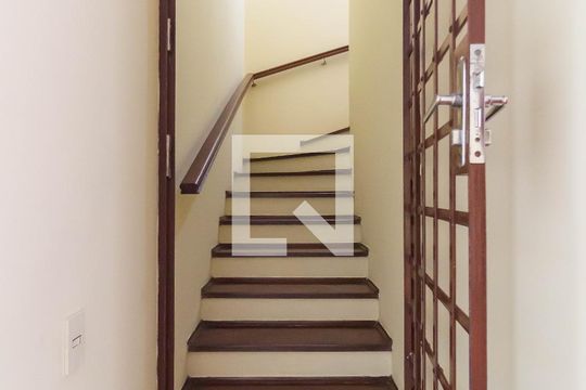 Escada de casa à venda com 4 quartos, 300m² em Butantã, São Paulo