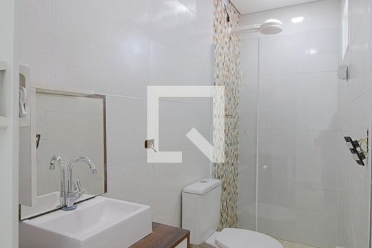 Banheiro  de kitnet/studio para alugar com 1 quarto, 21m² em Jardim Maria Duarte, São Paulo