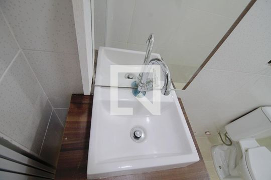 Banheiro de kitnet/studio para alugar com 1 quarto, 21m² em Jardim Maria Duarte, São Paulo
