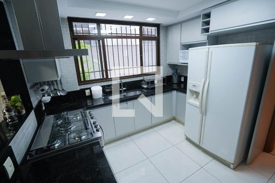 Cozinha de apartamento à venda com 4 quartos, 250m² em Lourdes, Belo Horizonte