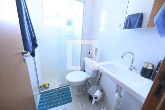 Banheiro de apartamento à venda com 2 quartos, 39m² em Residencial Itamaracá, Goiânia