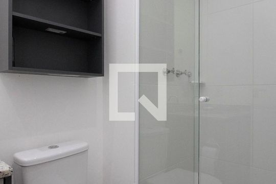 Banheiro de kitnet/studio para alugar com 1 quarto, 22m² em República, São Paulo