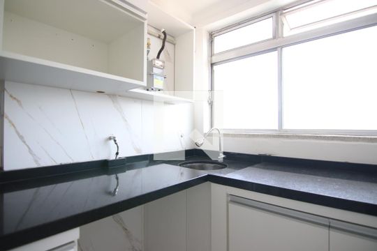 Cozinha de apartamento para alugar com 1 quarto, 45m² em Vila Londrina, São Paulo
