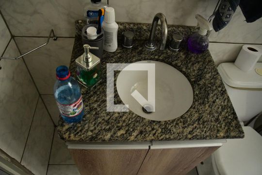 Banheiro de apartamento para alugar com 2 quartos, 55m² em Jardim Caiapiá, Cotia