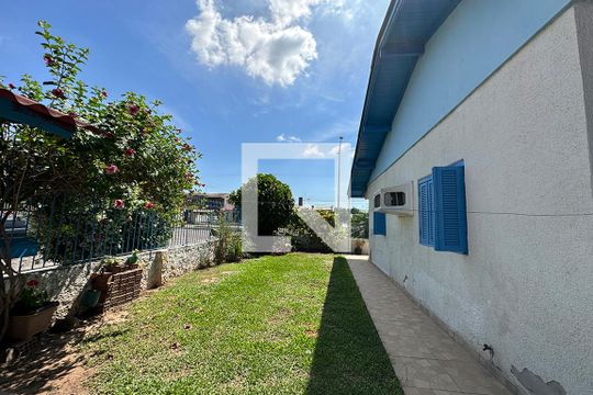 Quintal de casa à venda com 3 quartos, 160m² em Santos Dumont, São Leopoldo