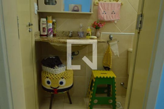 Banheiro de apartamento à venda com 2 quartos, 68m² em Tanque, Rio de Janeiro