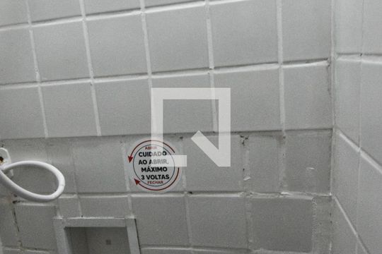 Banheiro de casa para alugar com 1 quarto, 15m² em Jardim Tango, São Paulo