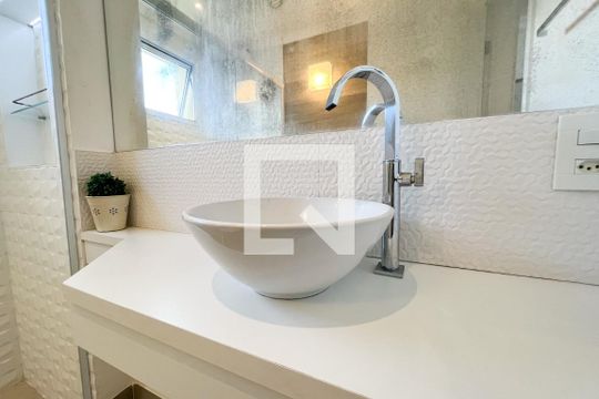 Banheiro de apartamento à venda com 2 quartos, 79m² em Vila Ipojuca, São Paulo