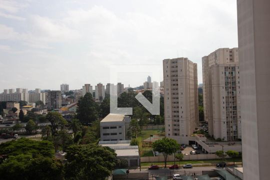 Vista Quarto 1 de apartamento para alugar com 2 quartos, 49m² em Vila Taquari, São Paulo