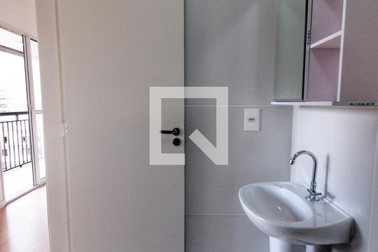 Banheiro de kitnet/studio para alugar com 1 quarto, 27m² em Jardim Nélia, São Paulo