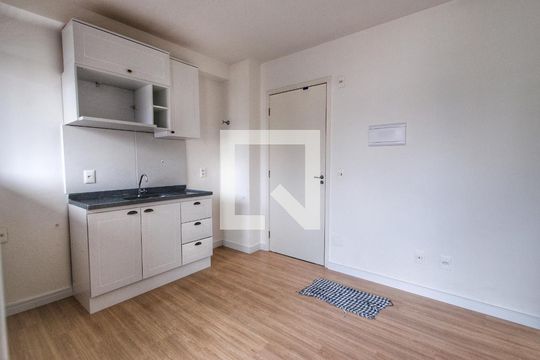 Sala - Cozinha de kitnet/studio para alugar com 1 quarto, 27m² em Jardim Nélia, São Paulo
