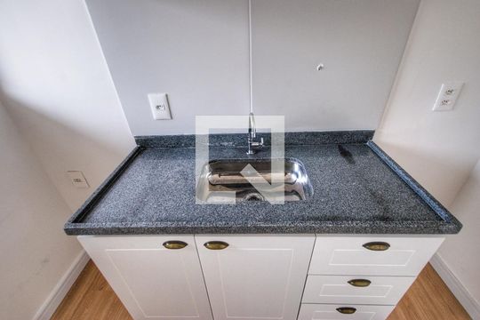 Sala - Cozinha de kitnet/studio para alugar com 1 quarto, 27m² em Jardim Nélia, São Paulo
