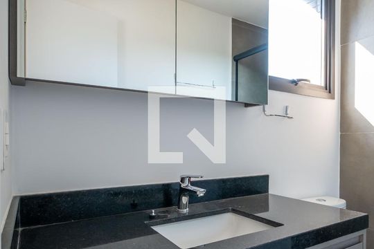 Banheiro de apartamento à venda com 1 quarto, 35m² em Teresópolis, Porto Alegre