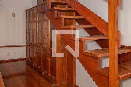 Corredor de casa para alugar com 4 quartos, 400m² em Morro Santana, Porto Alegre