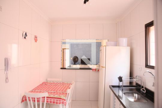 Cozinha de apartamento para alugar com 2 quartos, 67m² em Caiçara, Praia Grande