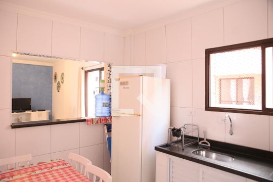 Cozinha de apartamento para alugar com 2 quartos, 67m² em Caiçara, Praia Grande