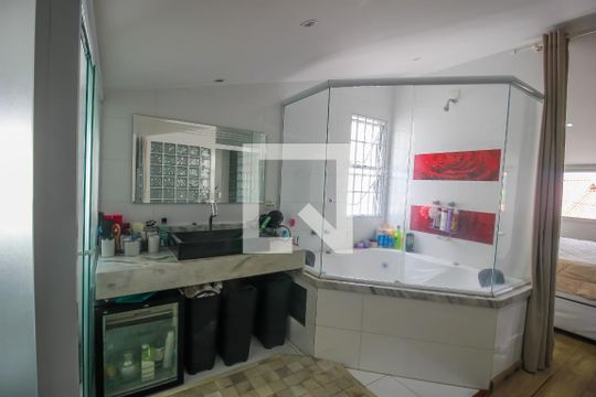 Banheiro da Suíte de casa de condomínio para alugar com 5 quartos, 250m² em Jardim Rosaura, Jundiaí