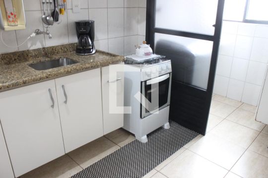 Cozinha de apartamento para alugar com 1 quarto, 46m² em Itararé, São Vicente