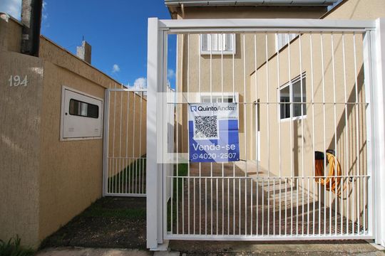 Fachada de casa à venda com 3 quartos, 148m² em Campo Novo, Porto Alegre