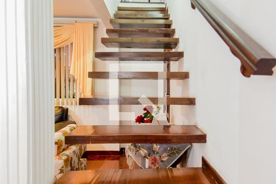 Escada Sala/Quartos de casa à venda com 3 quartos, 188m² em Vila Cocaia, Guarulhos