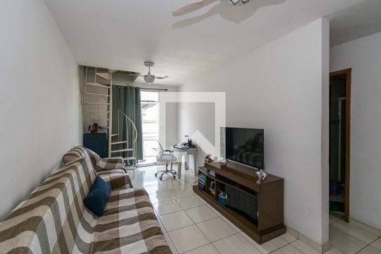 Sala de apartamento para alugar com 1 quarto, 42m² em Olaria, Rio de Janeiro