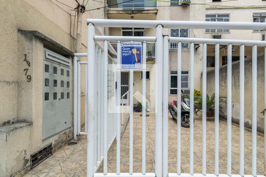 Fachada da entrada de apartamento à venda com 1 quarto, 42m² em Olaria, Rio de Janeiro
